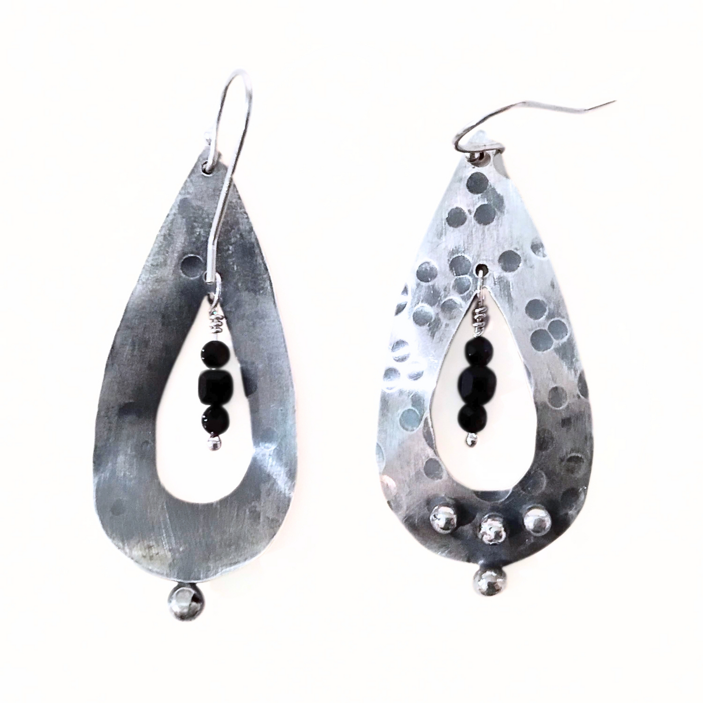 DS-401 Sterling Silver Teardrop Earring With Black Spinel